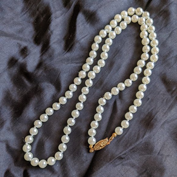 Vintage Hand Knotted White Czech Glass Pearl Bead Necklace Fancy Clasp 24 - Picture 4 of 9